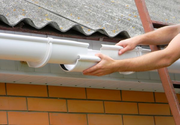 Gutter Hanging in Longview